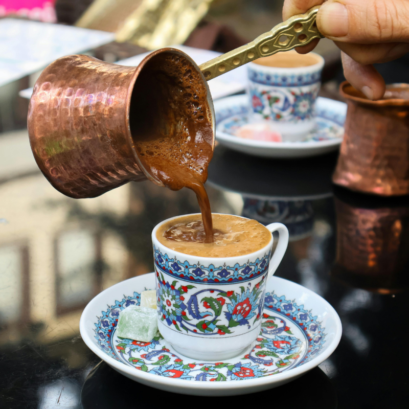 Cafea la ibric ca acasă — gustul diasporei din Anderlecht