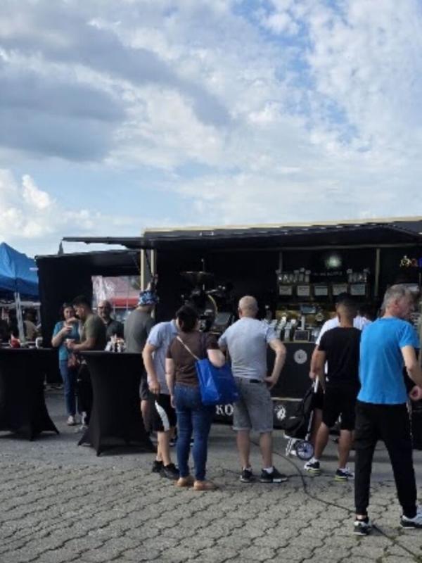 Cafea prăjită sub cerul liber, la piața doi boi