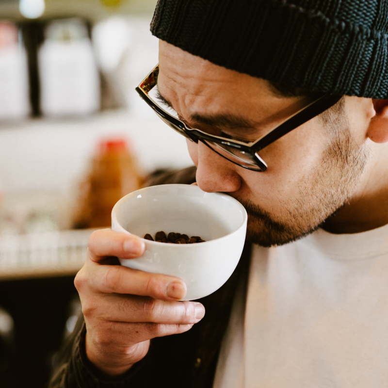 L'odeur du café fraîchement torréfié, portée par le vent